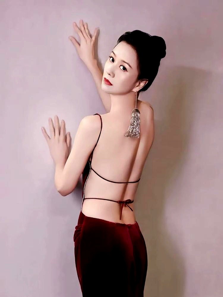 当年那场挥手流泪的告别戏，倪虹洁其实根本没在演祝无双。

她流出的眼泪，夹杂着真实的疏离与悲伤。整整二十年，倪虹洁都无法面对这个让无数人意难平的姑娘。

那时的她满身讨好型人格，只把拍戏当成混口饭吃的活儿。看着剧本里的无双，她打心眼里排斥，因为这角色活脱脱就是那个委曲求全的自己。

直到岁月把棱角磨