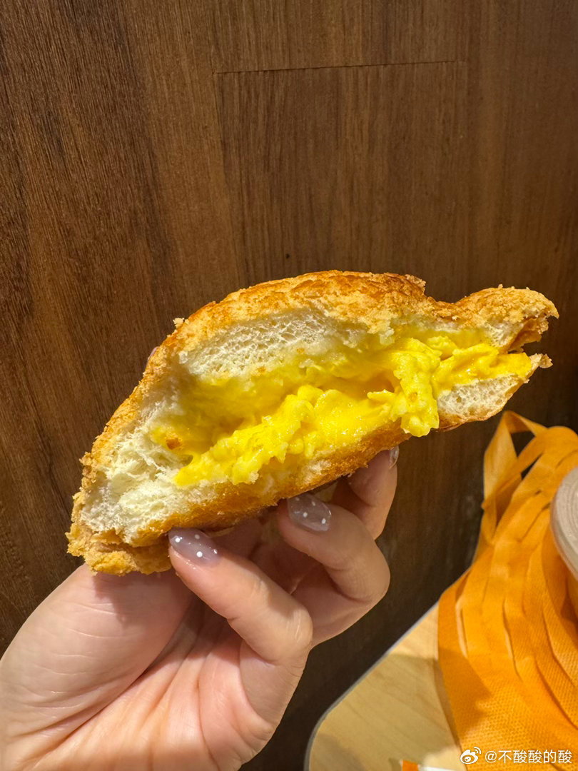 来分享两个好吃的 刚刚下班来买车仔面，真是好久没吃便利店，上了好多新品...