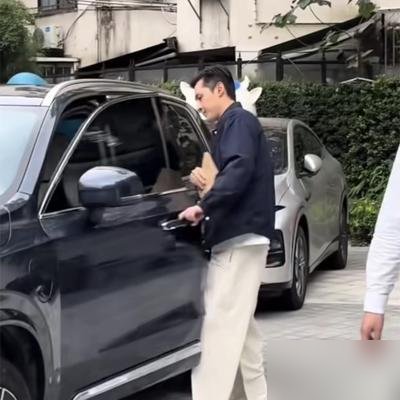 胡歌被拍了，手里攥着个信封，脸绷得死紧。
拍他的人顺带看了眼车，40万的老款油车，不是保姆车，不是新款电车，更不是什么库里南。评论区直接炸了，说这才是真低调。
可你细想，他缺那点换车的钱吗？刚杀青完《人间有味》，黄磊导的，跟李沁搭。前脚还在采访里说，现在电影回不了本，机会少了，得拿商业片换创作空