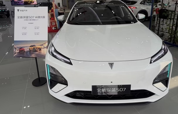 新款深蓝S07这个版本到底还是下血本了，6C快充、800V平台、第一梯队的辅助驾驶，就看这个月能卖多少辆#长安汽车 #深蓝汽车