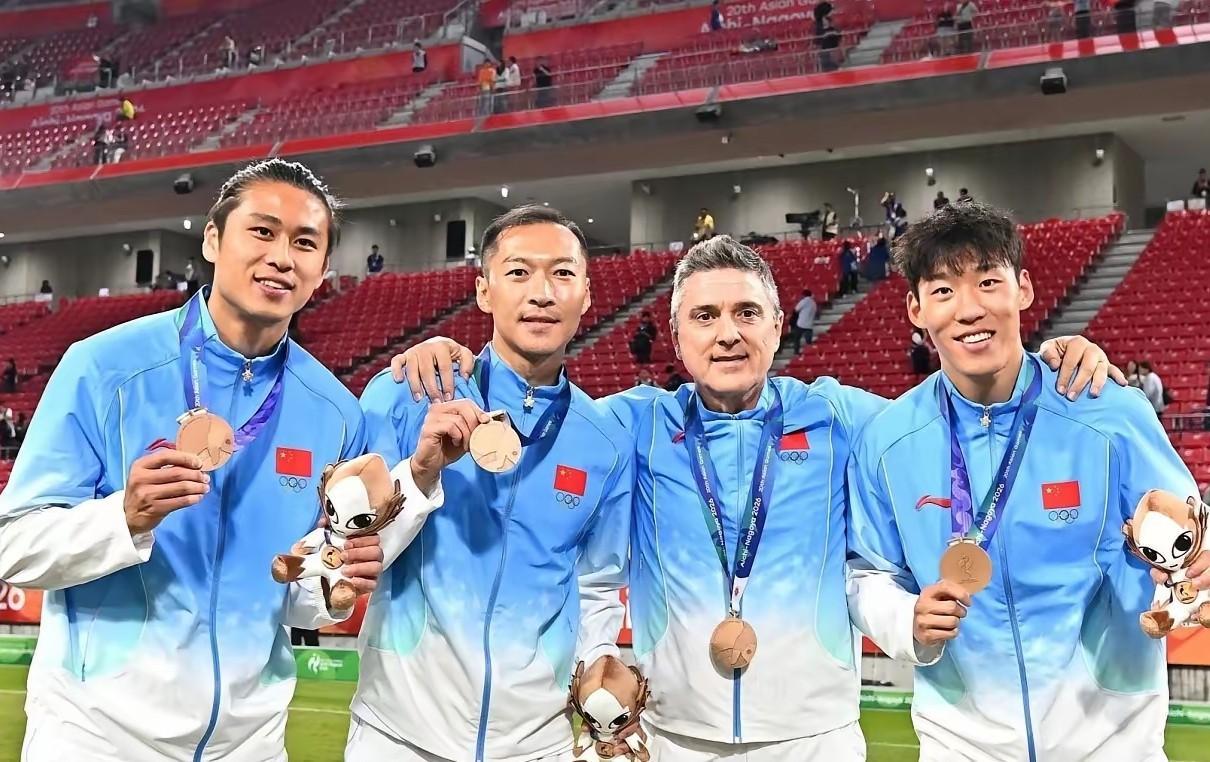 安东尼奥选对了3名超龄球员，吴曦、朱辰杰和张玉宁，三个人应该是目前国内球员里的天花板了，朱辰杰在后防线上非常稳健，而吴曦梳理中场能力非常强，张玉宁作为前场支点，无论是助攻能力还是进球能力也都非常好，挑选这三个人加入U23球队，实现了如虎添翼，补强了球队的短板，不得不说安东尼奥的眼光确实很厉害。