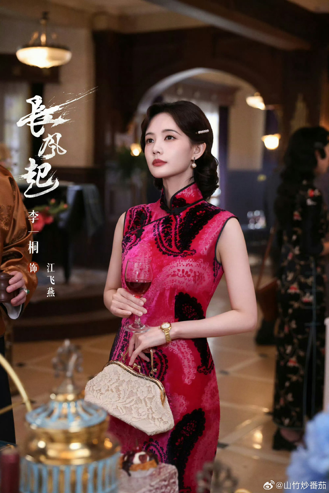 李一桐为新剧《我不是大师》做宣传时，直接复刻了《我的前半生》中薛甄珠的经典台词“我是谁啊？你听好了！”，把角色江飞燕霸气又带喜感的性格瞬间立住了，也让人更加好奇她这次演的女骗子到底是个什么样的人物。