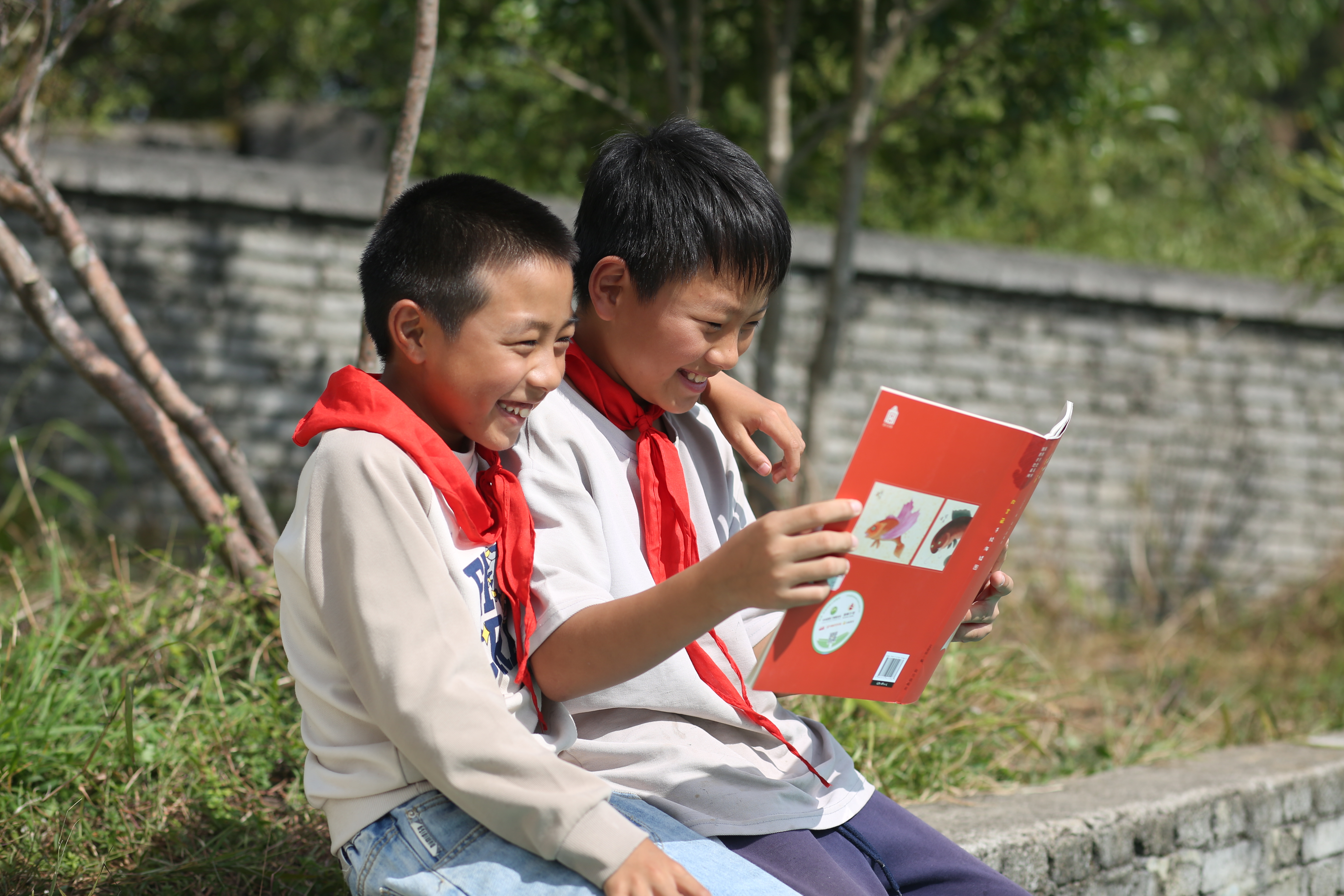 #故宫小书包# 走进贵州普安啦📚10月20日，“故宫小书包·天猫图书行业专项”捐赠仪式在贵州省普安县罗汉镇凉水小学举行。15450册故宫主题图书将陆续送到普安县25所乡村学校，总价值60万元。
这些书，来自千万网友的每一笔“公益宝贝”订单——你在淘宝天猫下的每一单，都变成了孩子书架 ​