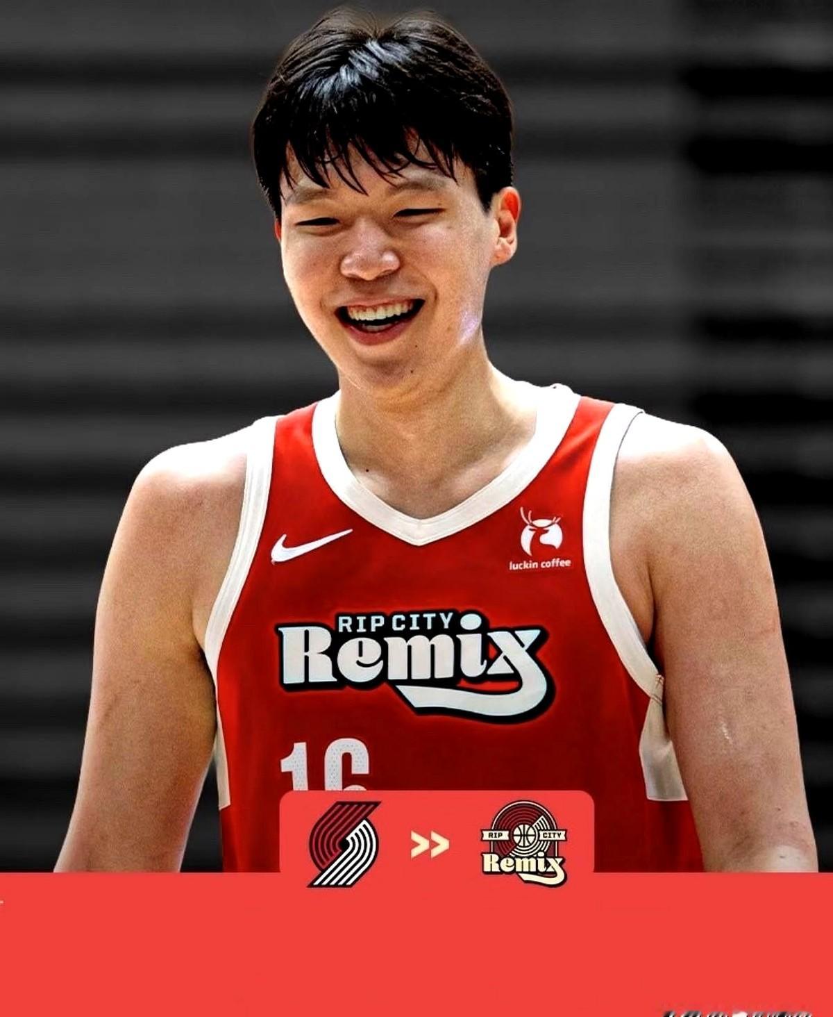 别再吹杨瀚森是下一个超巨了，他的NBA生死线就卡在两道门槛上。

NBA球探的算盘打得很精。国际赛场的绝杀再好看，到了大洋彼岸的试训场，人家只盯着两个动作看，你能不能防住小个子的挡拆，能不能拉到弧顶把三分投进。

他的身板和策应底子确实是个好苗子。但在现代篮球的绞肉机里，脚步横移慢就是对手眼里的提款