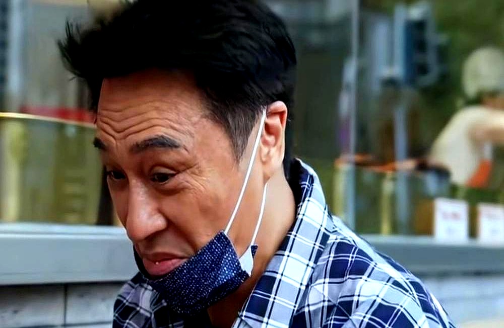 营销大于口味的网红店早该有人戳破了，看看吴镇宇在成都探店的架势，直接把虚假繁荣扒了个底朝天
 

蹄花汤嫌腥，鱼肉说不新鲜，甚至咬了一口兔头当场吐掉，周围老板脸都绿了，围观群众大气都不敢出
 

现在娱乐圈里谁还敢在镜头前这么砸人饭碗，背后的流量和利益千丝万缕，他倒好，一口全给啐了回去
 

网友封