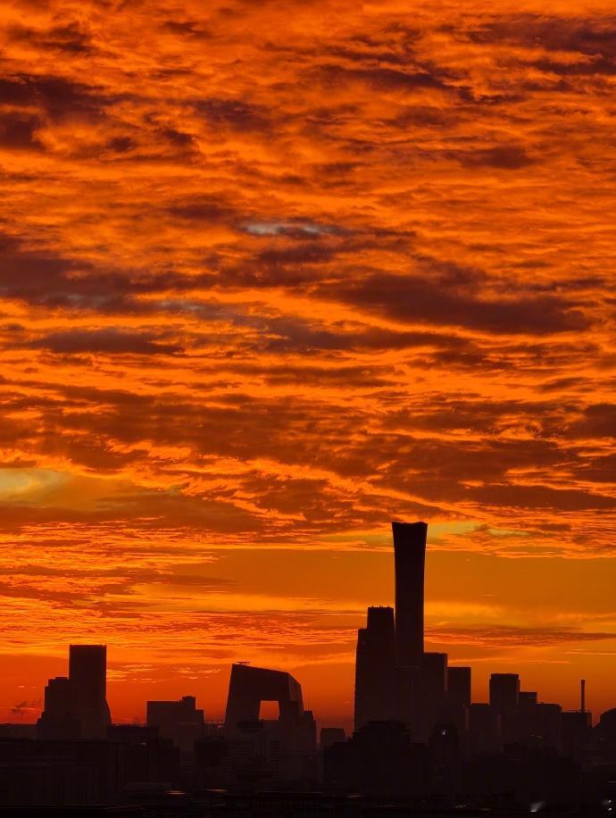 今天早晨，北京的太阳在一片绝美的火烧云中显露，史诗级震撼的橘色朝霞！一...
