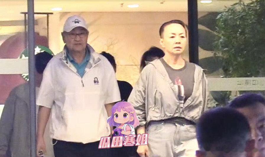 #宋丹丹和老公与朋友聚餐##宋丹丹罕见带老公与朋友聚餐#  宋丹丹罕见与老公赵玉吉一起参加朋友聚会。聚会结束后，宋丹丹在朋友陪伴下从饭店走出，她皮肤白皙紧致，走路带风状态超好。 ​