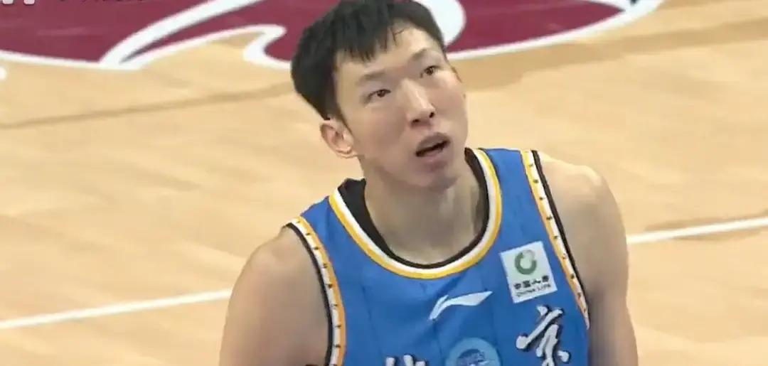 谁敢相信十一冠王广东男篮新赛季刚开局，就结结实实吞下了一场18分的大惨败？
78比96，面对阵容齐整的北京男篮，广东队新赛季开局直接遭遇两连败。
这球看得实在让人胸闷。第一节两边咬得很紧，焦泊乔上来敢打敢拼，胡明轩也在外线接连回应，首节还能领先1分。
谁知道第二节风云突变，广东队的进攻毫无预兆