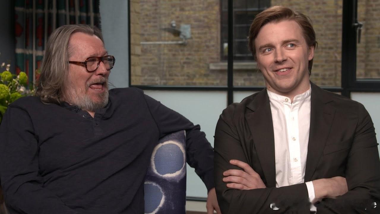 🆘🆘🆘Gary Oldman紧急辟谣解释《007》选角乌龙，大骂（也没有）记者报假新闻，他被记者问到杰克·老邓和007选角相关问题。

他当时是这么回答的：“嗯，他们已经选出了六个候选人，因为他们公布了007候选人的照片。据说他们已经最终决定好007人选了，但暂时没正式宣布。那就祝杰克好运吧。”

但 ​