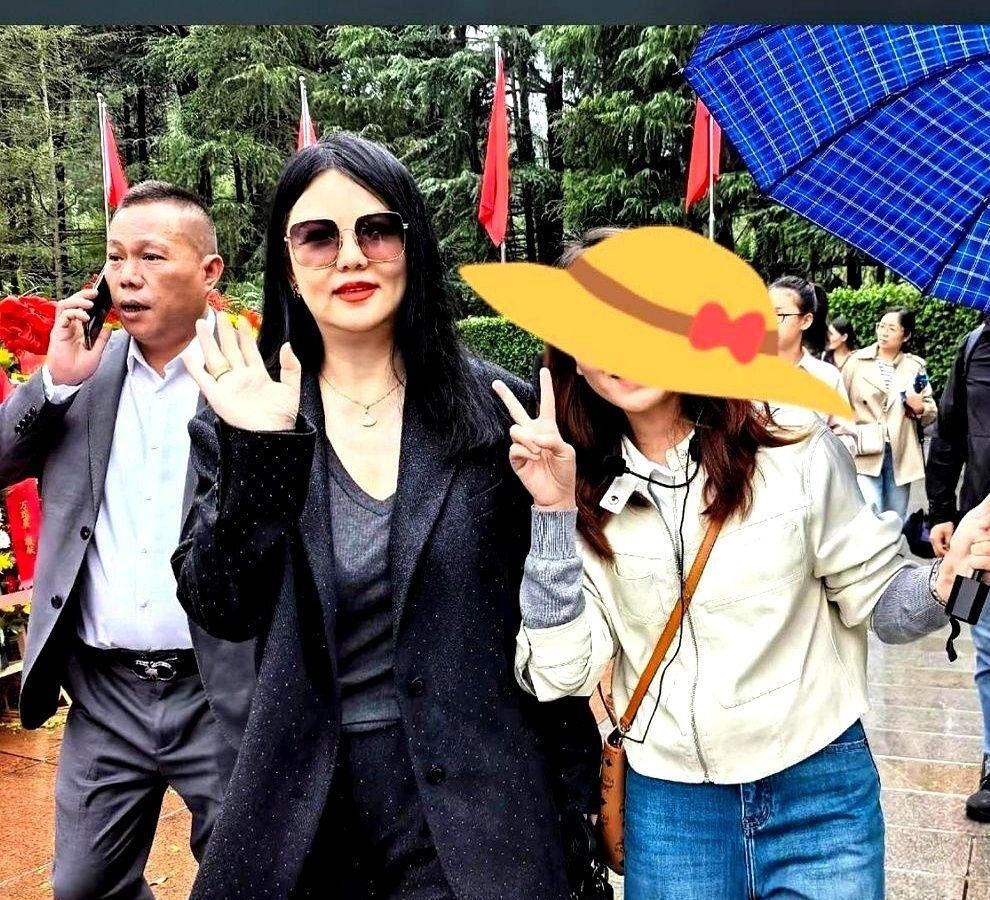 李湘停药后真瘦了，但没网传那么神，她自己认的也就二十多斤。早几年她吃激素治过敏性皮疹，脸肿背厚走路发沉，停药后身体先把多余水分排掉，再靠16+8、晚上7点后不碰饭、清蒸鱼水煮菜、一周五次普拉提加力量慢慢往回调，这事儿能成立。可别被“豪宅私厨+下午4点封嘴”带偏了，她有停药后水肿消退的红利，也有没人催