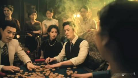 丞磊说玉簟秋谁不拉扯啊丞磊一句话直接点透《玉簟秋》精髓，谁不拉扯啊。虞昶轩步步紧逼，叶平君拼命躲闪，两个人你来我往，爱意和恨意搅在一起。明明互相动心，却又不停试探、猜忌、互相刺痛，没有直白告白，每一次对视、争执、靠近全是张力。整部剧所有人都陷在情感博弈里，没有谁能干脆利落抽身。这种拉扯不是单纯甜