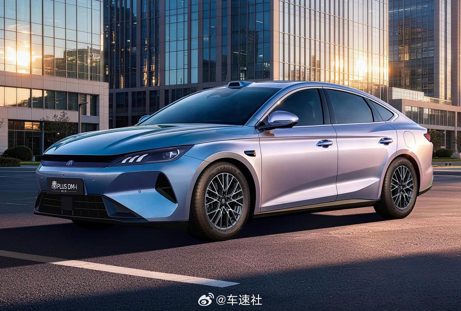 #第三代秦PLUS# 综合续航2290km，将于10月27日正式上市。
纯电续航提升至220km（CLTC），日常通勤可完全用电
满油满电综合续航2290km，较现款的2110km增加180km
NEDC百公里亏电油耗降至2.58L，比现款的2.79L降低了0.21L ​