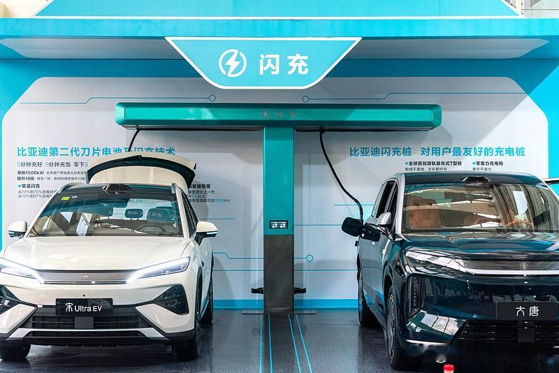 比亚迪固态电池车型要来了吗 比亚迪固态电池车型要来了吗？最近这消息看得我都有点懵，一会儿说2027年推，一会儿又说明年就上首款量产车，连股市里固态电池板块都直接跳红，金龙羽直接涨停，上海洗霸、宏工科技这些全跟着涨。
仔细捋了下才发现，比亚迪在固态电池赛道已经闷头搞了十来年，主攻硫化物全固态路线，连离