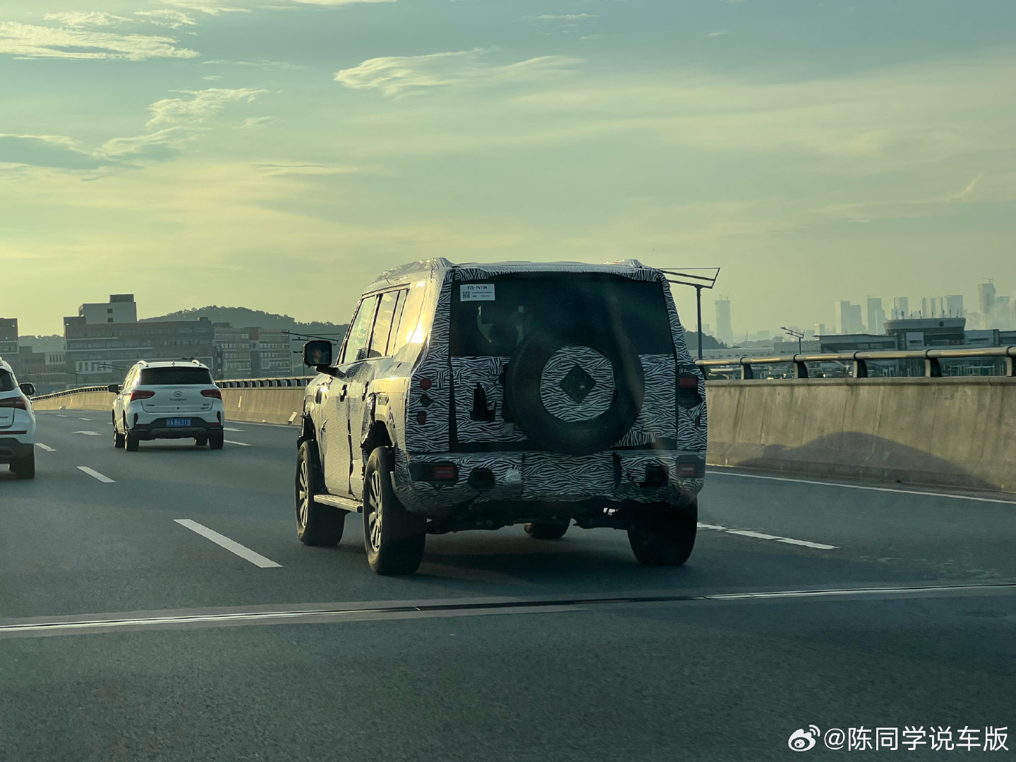 看轮子的车标是昊铂
难道昊铂也要出一款跟传祺越7一样的方盒子？
#传祺越7##广汽昊铂# ​