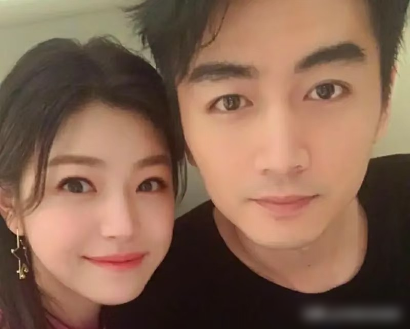 几百万真金白银砸进水里，换来的却是一场父女冷战和关门大吉。你以为明星开店稳赚不赔？看看陈妍希就知道了。
老父亲非要退休创业去台北天母东路开咖啡馆。陈妍希起初急得拍桌子反对，怕他身体吃不消，两人硬是僵持好几天不说话。
结果呢？当女儿的心一软，直接转账百万人民币支持，还卖力发照片吆喝揽客。店面重新装