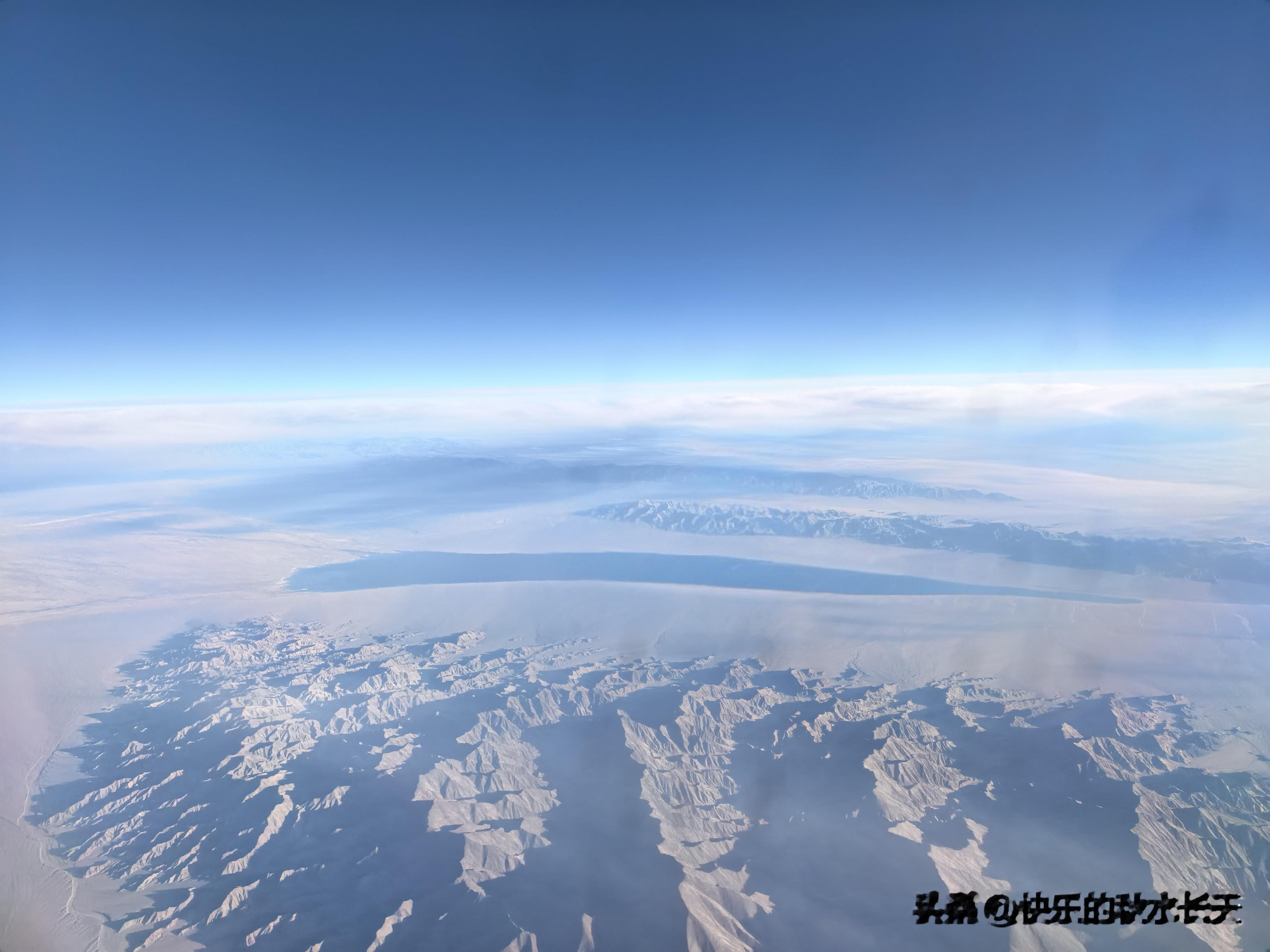 上太空了！携程510万飞90分钟，天价太空游爆单，你想去吗？
       太空旅行彻底走进大众视野！近日，携程正式上架2027年维珍银河亚轨道太空旅行船票，单张售价高达510万元，也是目前国内公开在售最贵太空项目，目前已火爆售出681份。
     整套行程为期6天，在美国新墨西哥州开启，签证、往