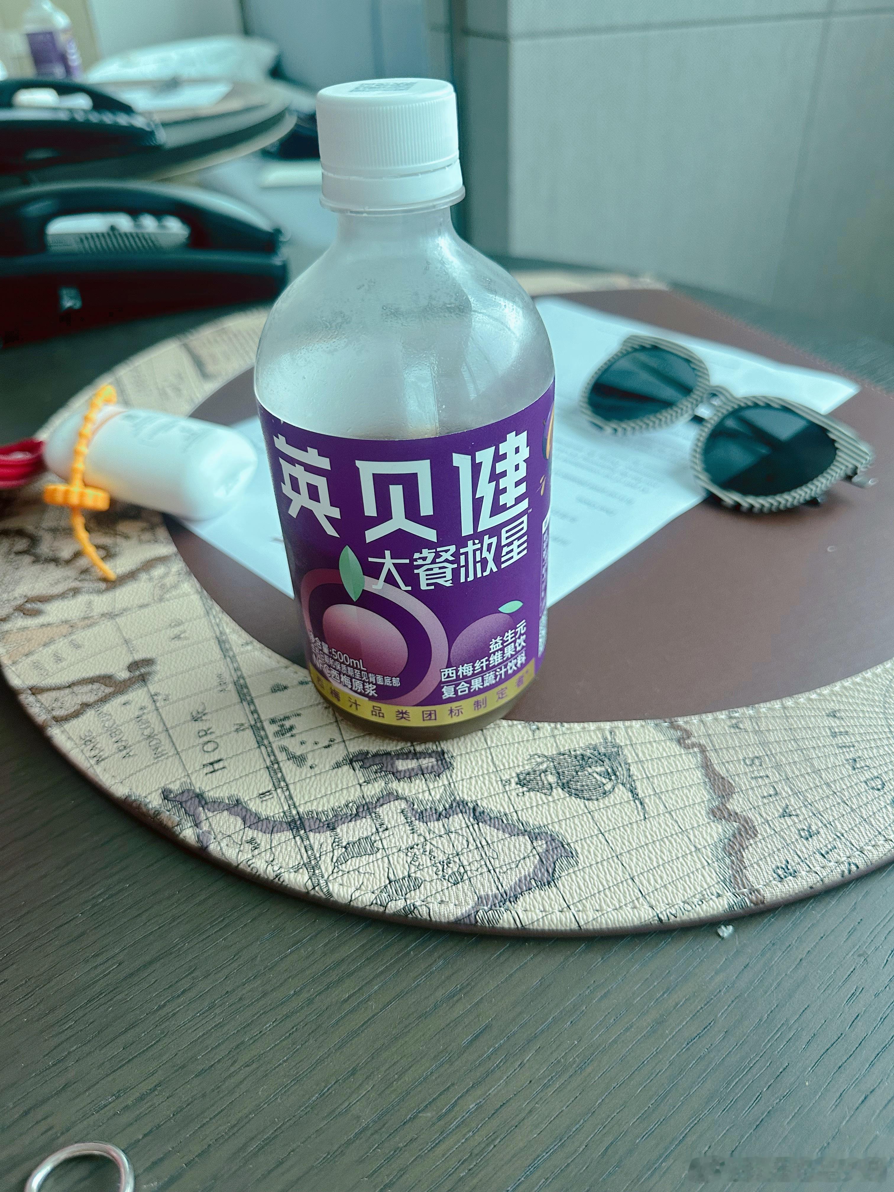 昨天吃的有点多，路过便利店看到这个饮料上写着“大餐救星”，以为就有点益生菌什么的，聊胜于无，买了一瓶……好家伙，泻药本药啊～太猛了，比山姆的西梅汁猛多了，昨天喝了三分之一，今天感觉自己空空如也……这么大劲合理吗？ ​​​