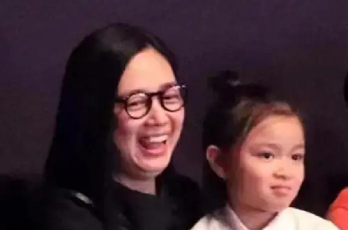 当年在舞台上争得头破血流的几个天王，如今年过半百聚在后厨，居然为了谁家闺女视力更好争得面红耳赤

9月6号郭富城自个儿抖出猛料，说他和刘德华、张学友私底下碰面，根本不提接了什么大制作，张嘴就是哪家医院查视力准、哪种护眼灯好使

刘德华给闺女挑了家课业极轻的学校，郭富城听完转头就把两个女儿也塞了进去，