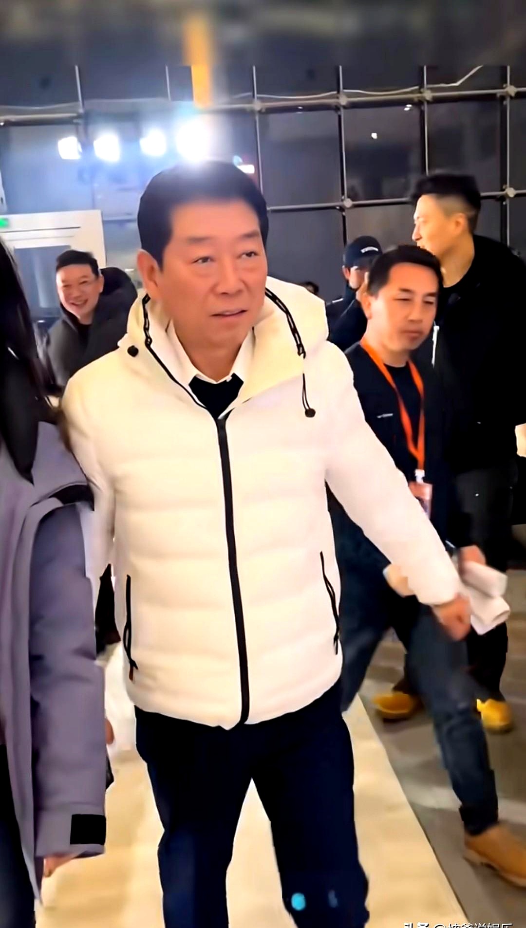 大佬的“凡尔赛”，这次在一件300块的羽绒服上具象化了！ 昨晚魏牌蓝山...