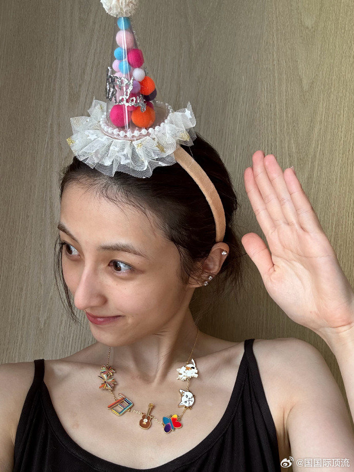 #张子枫哎嘿嘿25你好#张子枫25岁生日碎片送达，晒出自拍配文哎嘿嘿25你好，头戴童趣派对生日帽，wink小动作灵动讨喜。生活化镜头真实耐看，松弛气质尽显，明媚笑容感染力十足，愿新一岁从容坦荡，收获源源不断的善意与惊喜 ​