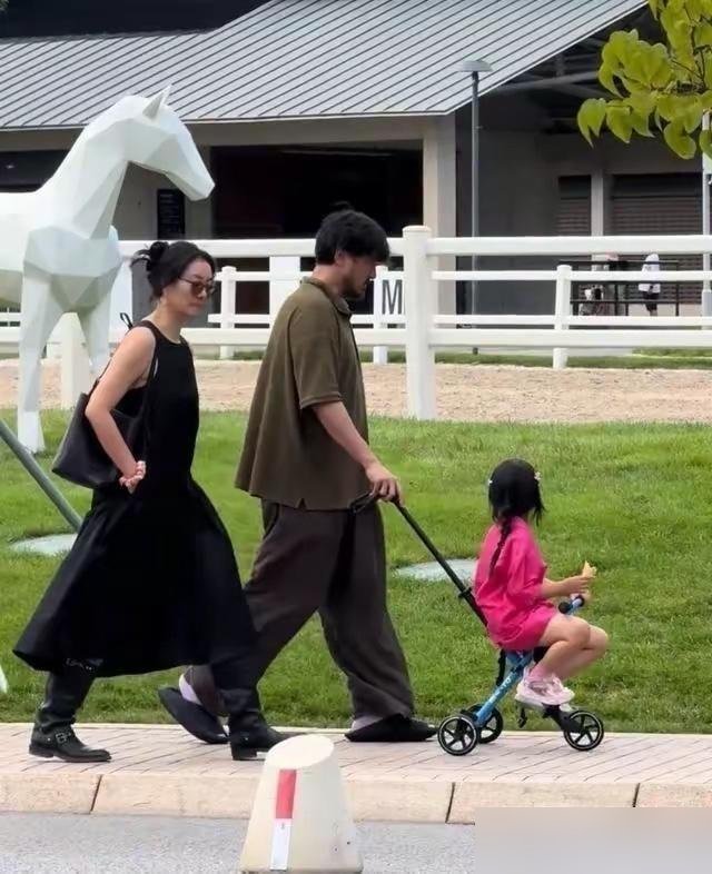 王传君拿完东京影帝，转头就在三亚游轮上跟媳妇拌嘴，背着大包小包带俩娃排队。
路人镜头里，他胡子拉碴，穿得像个逃票的。齐溪41岁刚生完二胎，身材还没恢复，俩人甲板上不知道因为啥，脸色都不太好看。
可你再往前翻，2025年11月，他刚凭《春树》拿了第38届东京电影节影帝，华人第七个。台上感谢齐溪和俩