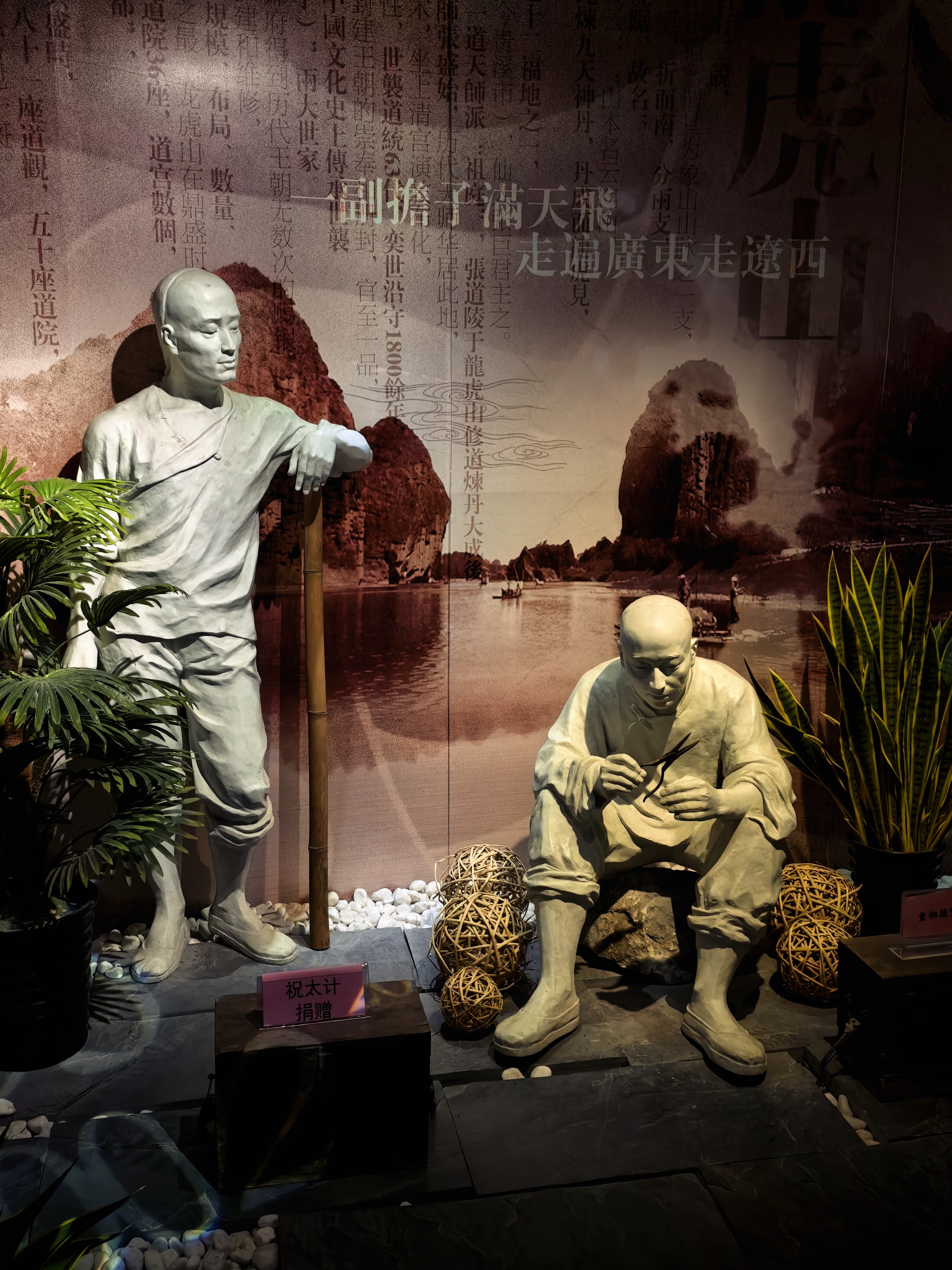 #龙虎天下绝e览铜都美##网聚同心余江雕韵# 

“一副担子满天飞，走遍广东走辽西。”余江眼镜做了200多年，底子厚、根基深。如今，6万余人闯全球，40多国布网点，全球每三副眼镜就有一副带余江基因；300多家企业打通设计到量产。这就是鹰潭余江的底气和实力。业内常说，全国眼镜看两处：丹阳镜片，余江 ​