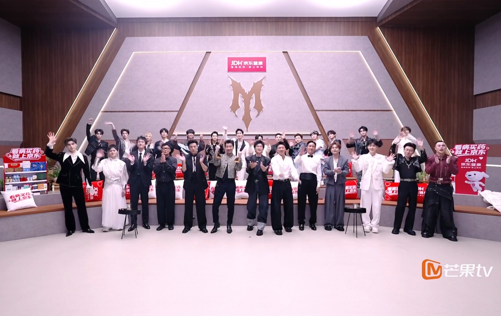 《披荆斩棘2026》二公组队及选曲曝光:

队长秀
【孙楠/余文乐/小沈阳/颜安】
《鲜花》(原唱：回春丹)

【王传君/阿云嘎/张彬彬/曹骏】
《世界上不存在的歌》(原唱：赵英俊)

 
• 王传君部落：王传君、邵子恒、唐九洲、王啸坤
《请我不改》(原唱：周深)
 
• 余文乐部落：余文乐、米卡、