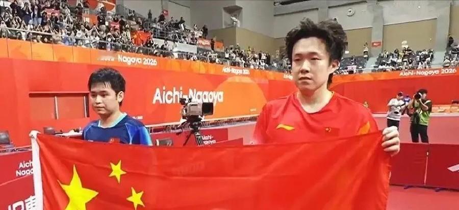 王皓带出过奥运冠军，2026年10月6日在北京首钢园，上百人围着他骂林诗栋上一单，他停下脚步掏出手机报了警。
先回到9月24日，名古屋亚运会乒乓球男团决赛，中国队2比3输给日本队，九连冠断了。王皓让温瑞博打二单，温瑞博第2盘和第5盘全输。林诗栋打三单，3比1赢了户上隼辅。王楚钦打一单，第1盘3比2赢