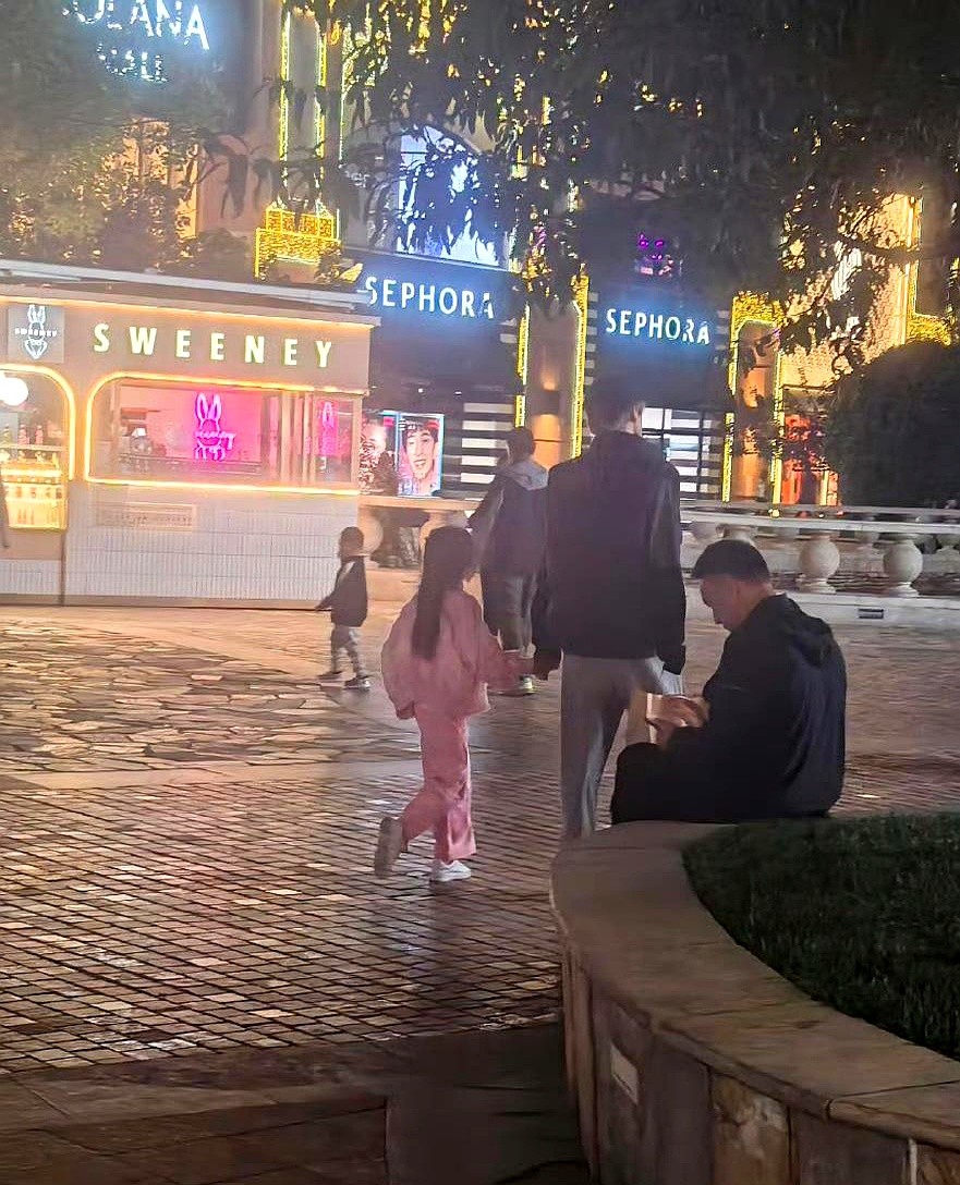 老婆在外地拍戏，换季给娃买衣服这事，付辛博直接一个人全包了。

一手拉着小月亮，一手拎着手提袋。女儿身上一身粉色运动服，高马尾扎得利索漂亮，业务这么熟练，平时在家里肯定没少带。

很多当爹的连孩子穿多大码都搞不清楚，妈妈一出差家里就乱套。颖儿能在昆明踏实拍戏，全靠身后有个真能顶事的爸爸撑着。

像挑