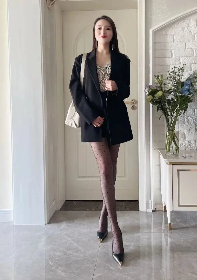 波点黑丝搭配美足高跟，简直是时尚界的性感密码。 就像有位小姐姐，穿了件...