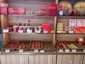 麒昌饼家，一个钟村人心中的嫁女饼，店面低调奢华，招牌榄仁豆沙饼，入口满...