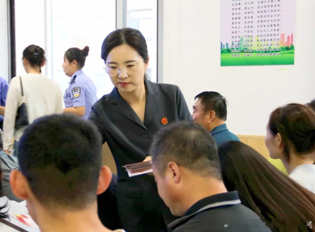 左中法院：普法宣传强意识 扫黑除恶护平安

为持续深化扫黑除恶专项斗争，进一步营造全民知晓、全民支持、全民参与扫黑除恶斗争的良好社会氛围，9月1日下午，由科左中旗委政法委牵头组织的扫黑除恶集中宣传活动在社区及广场开展，左中法院积极组织干警到场参与此次集中宣传活动。
活动现场，干警通过发 ​