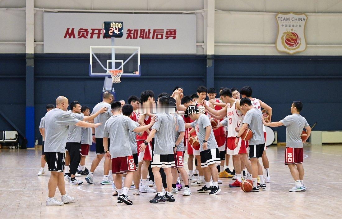 距离男篮世预赛开战仅剩十天，中国男篮结束全部热身较量。热身赛不敌新西兰，球队暴露出篮板、外线投射等诸多问题。接下来先后客场对阵卡塔尔、主场迎战黎巴嫩，两场比赛关乎世界杯出线，几乎没有容错空间。全队抓紧最后窗口期磨合调整，球迷也期待队伍打出理想表现。
#中国男篮距世预赛10天##中国男篮 ​