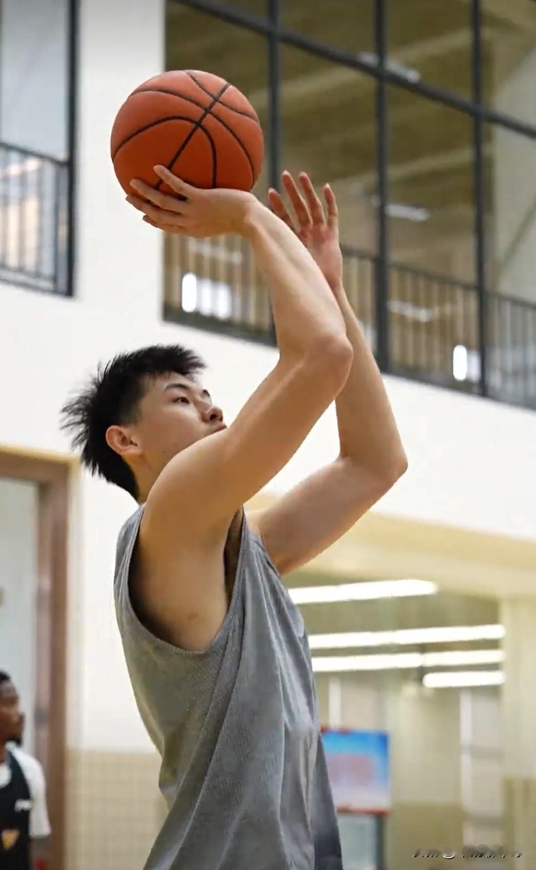 杜锋推掉所有活动，赵睿伤停半个月。 这消息一出来，很多人第一反应是：广...