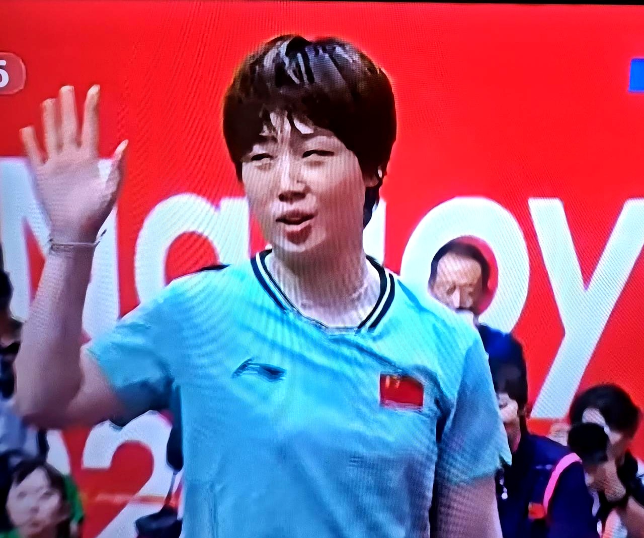 真不知道日本教练组到底是怎么琢磨的，中日女团决赛居然把伊藤美诚推上了三单位置。
 

大概是自以为藏了一手奇招，想打国乒一个措手不及，指望能出奇制胜。
 

可竞技体育哪来那么多所谓的奇迹？
 

伊藤现在在日本队内部的处境本就尴尬，单打名额丢了，早田和张本美和顶在最前面，把她塞到第三单打，与其说是