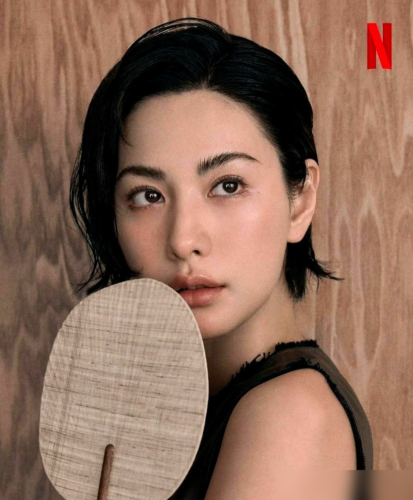 孙艺珍演反派，豆瓣开分5.6。不是演砸了，是那张脸把观众卡住了。
24年纯爱剧喂出来的初恋脸，往那一站，谁信她心里藏刀？观众盯着她额角暴起的青筋，愣是出戏：这张脸，坏不起来啊。
对比2003年李美淑版，那种天生的蛇蝎气，一个抬眼就把后脊梁看凉。孙艺珍不是没演技，眼神、肌肉、呼吸全在戏里，可观众就