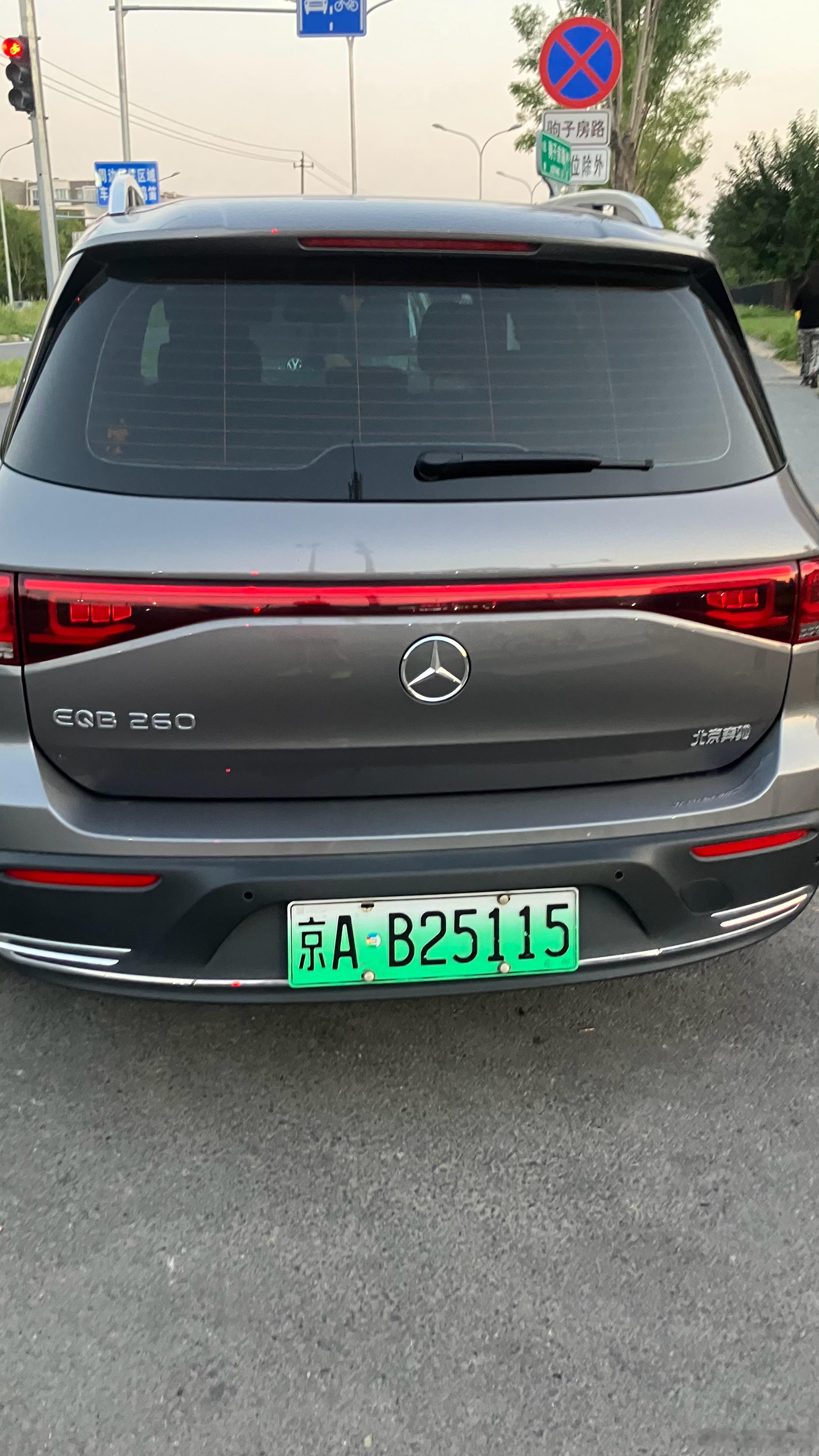 在高杨树中街和驹子房路交叉的大十字路口，长年累月可见4个角落（西南、东南、东北、西北）有私家车、单位车（赫德学校的校车见过好几次）或货车公然违规停放于人行斑马线上，明目张胆侵占行人过街通行空间，无视过街行人路权，存在交通安全隐患，严重干扰路口通行秩序。今天路过，再次看到 ​