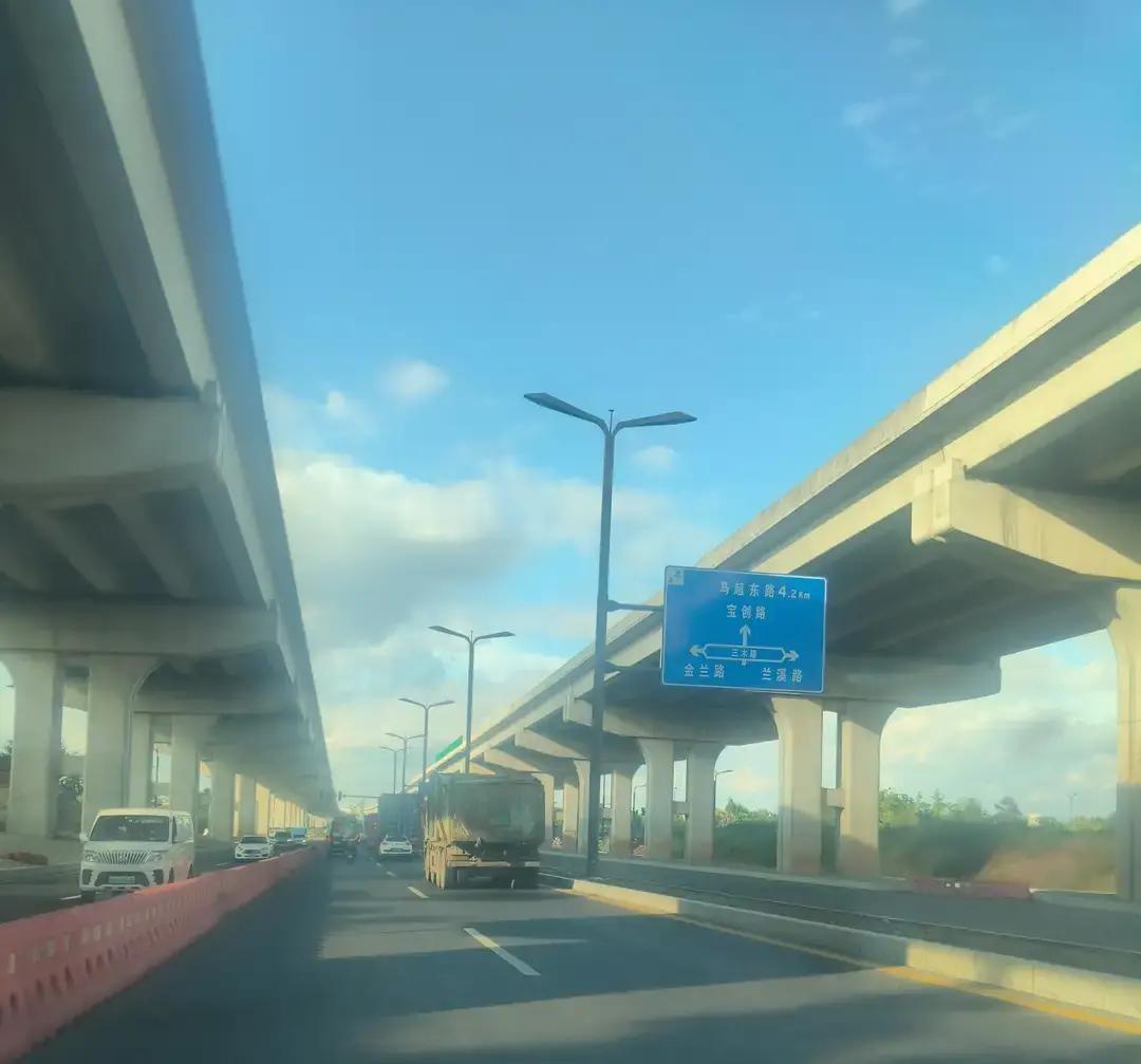 在成都开车的师傅们，只要一提起东北方向那条出城大动脉，十个里头估计有九个都要直摇头，不过这两天总算是传来了一点盼头

成金青快速路新都段眼瞅着终于要正式通车了，为了等这一天，经常跑这条线的车友们可是生生被磨得没了脾气

回想这条路的折腾史，那绝对是一把辛酸泪

当年成绵复线就因为各种原因耽搁了太久，