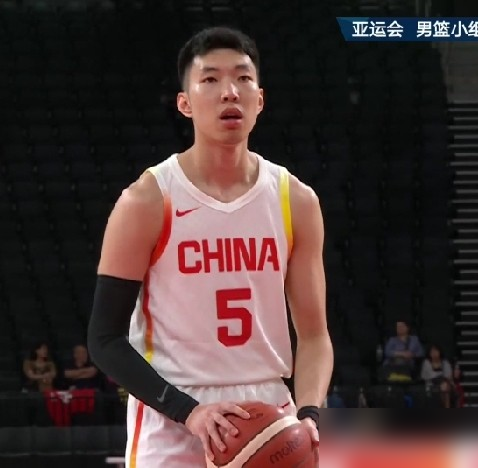 下午三点，赚过咱们钱的雇佣兵要来砸锅了。
这人叫桑普森，巴林队的归化大核，刚在菲律宾头上爆砍24分13个篮板，状态极其凶悍。
最要命的是他太熟悉咱们的底牌了，毕竟人家以前就在中国联赛混饭吃。
中国男篮上一场虽然狂赢了38分，但这回硬碰硬，光靠胡金秋他们的身高死守绝对要吃亏，何况咱们还有核心带伤