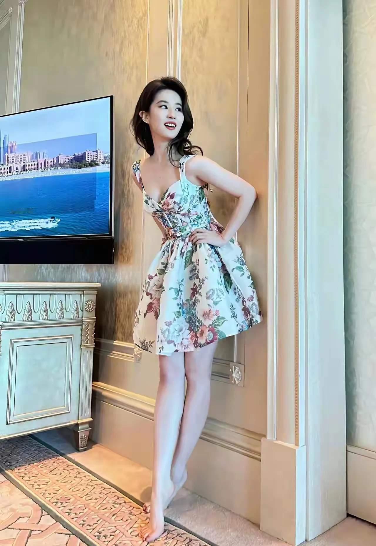 揭秘娱乐圈隐藏的身材女神，她的美腿令人惊叹！  在众多光彩夺目的娱乐圈...