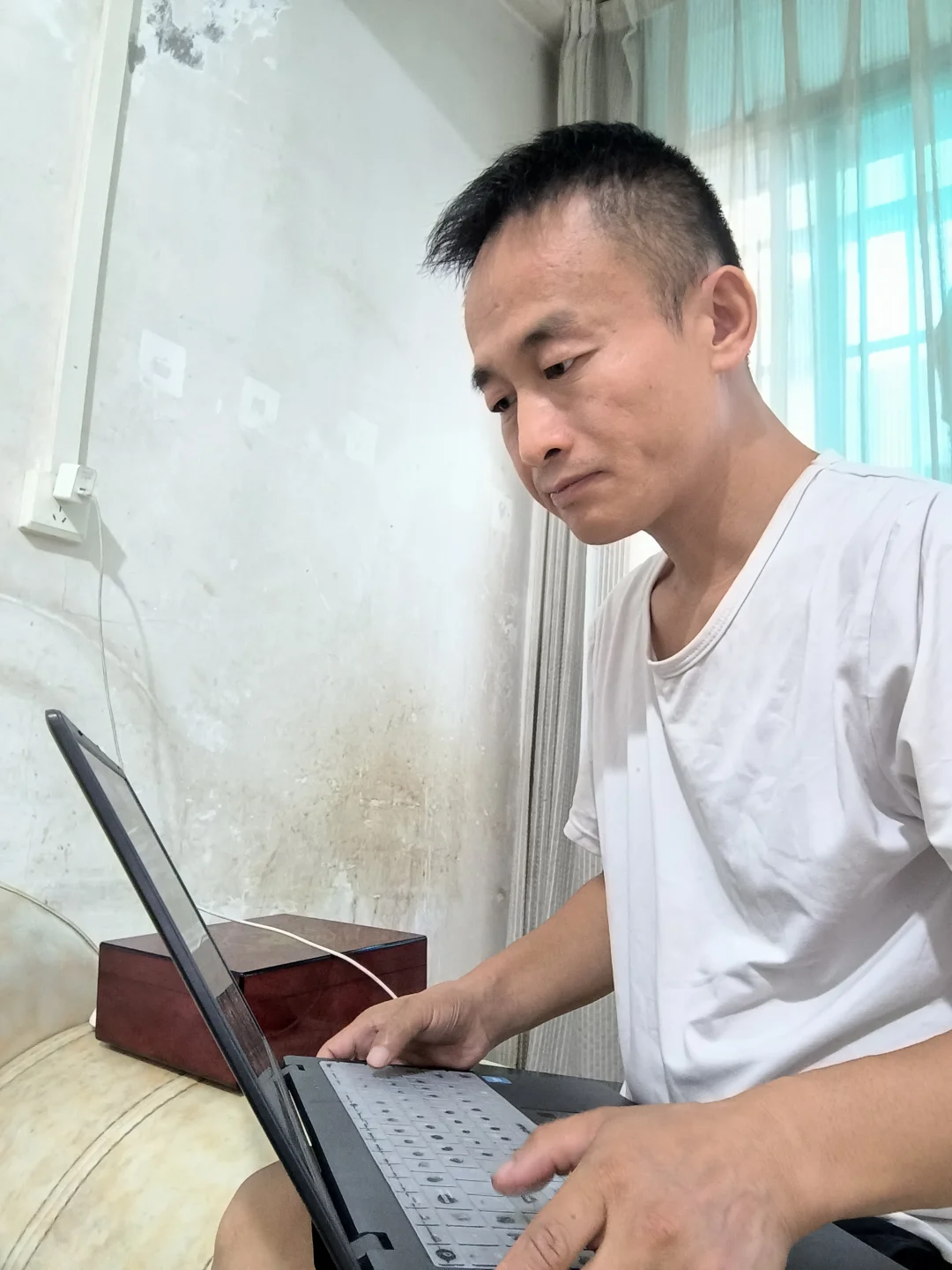 农村小伙免费帮老人干农活，却年入百万？