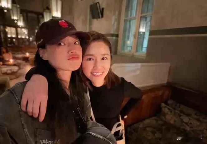 林心如舒淇意大利贴贴，任达华乱入？这度假局我酸成柠檬精！

林心如这趟欧洲行，简直是“朋友圈凡尔赛天花板”！先和舒淇在意大利同游，贴脸自拍甜度爆表，两人淡妆出镜，笑容自然、状态松弛，像刚偷吃完提拉米苏的俩闺蜜。转头又晒与任达华合影，港圈女神加影帝，这阵容凑一桌麻将都嫌浪费。度假美照、当地美食轮番轰炸