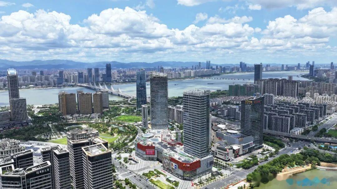 #南昌又上新了# 江西首个“OPC社区+万兆光网”融合应用试点，落地南昌市西湖区！这一次，老城区老楼宇里，长出了AI创业的“新枝”。

在丁公路乐盈广场，2000平方米空间化身AI创业“梦工厂”：精装办公拎包入驻，共享会议室、路演厅一应俱全，创业者带着电脑就能开干。更关键的是，这里不是简单“给场 ​