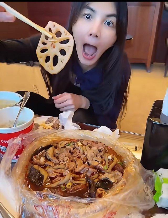 #陈嘉桦一顿饭只吃了一片土豆和白菜##情感态度表达# 

怪不得这身材这么好！

从自律的角度看，能长期守住这样严苛的饮食标准，确实需要极强的自制力。面对美食诱惑，主动克制口腹之欲，为舞台和镜头状态持续约束自己，这份坚持，是艺人职业选择下的自律。
 
但自律不等于盲目节食。这种饮食方案是她为 ​