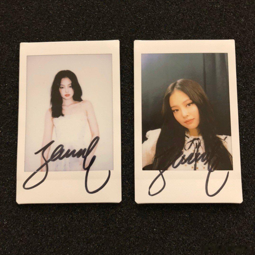 【BLACKPINK亲笔签名拍立得】金智秀（JISOO）、金|||智妮（JENNIE）、朴彩英（ROSÉ）、LISA的签名拍立得 ​