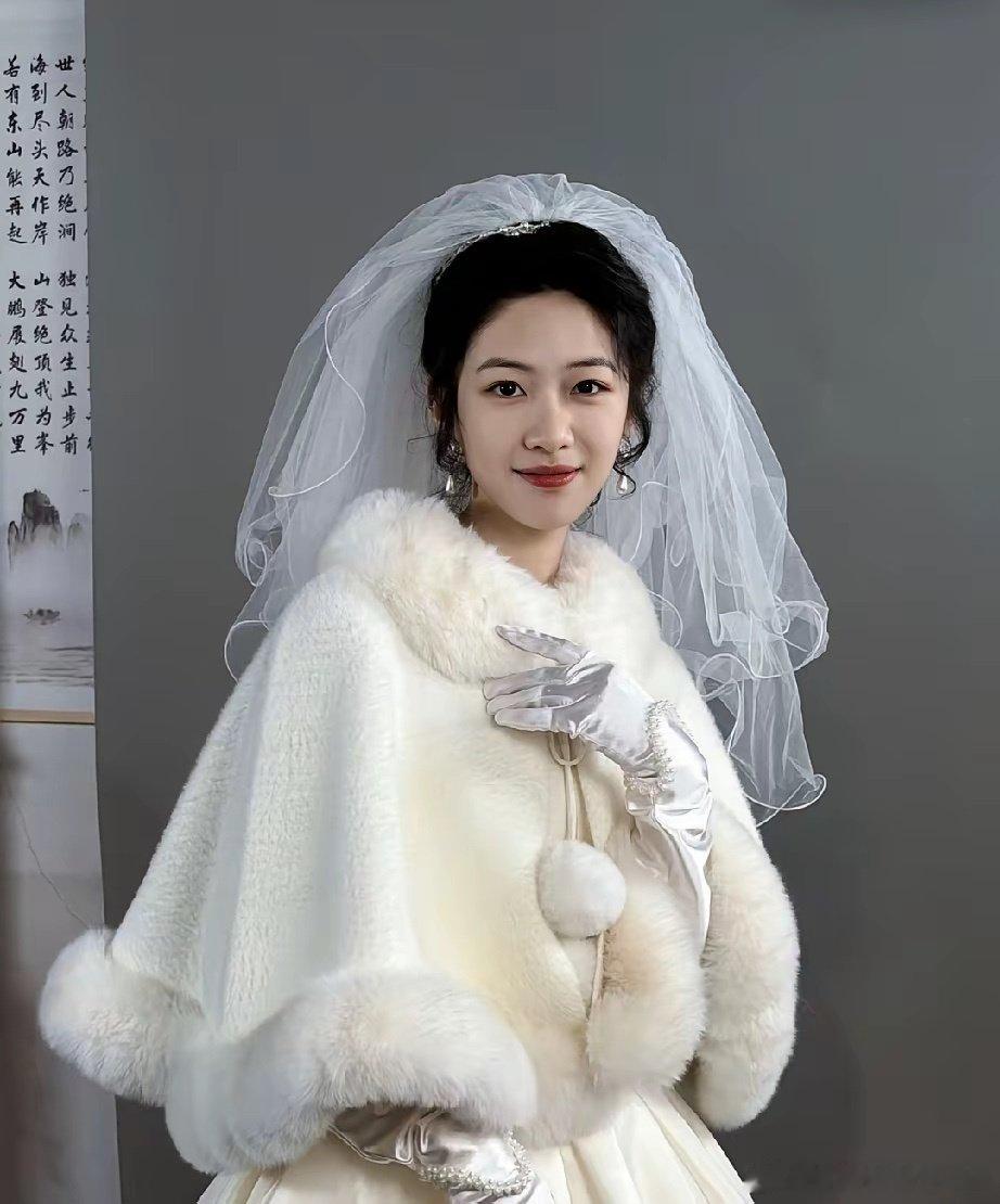 《余红旧事》郝洁的长相太对我的审美了，她跟汤唯很像，但多了一丝清冷的气质，才24岁，感觉这张脸的可塑性很高 ​