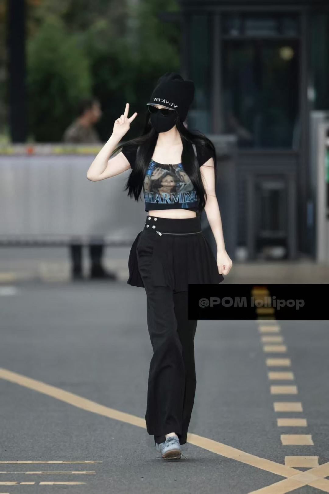 #虞书欣[超话]# EstherStyle
私服穿搭
#来自星星的穿搭# 🖤酷辣叠穿风穿搭

261005/微博 更新
上衣：TRINITEE
裤子：uena
鞋子：Acne Studios
帽子：VeniceW
包包：CHANEL
墨镜：Masion Margiela x Gentle Monster

图片 cr logo ​​​