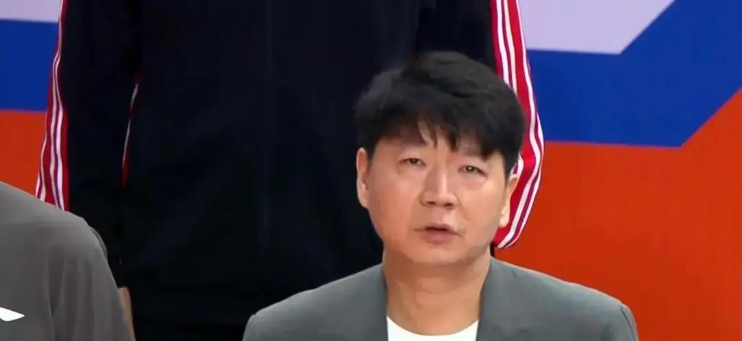第四节打了整整6分钟竟然1分没得，山东男篮客场输给福建这场球，看得人血压直接拉满。
原本打得好好的，第三节后半段还领先着7分，局势一片大好。谁能想到主教练邱彪一招换人，硬生生把顺风局下成了死局。
花大价钱弄来的外援班顿，替补登场打了没几分钟，除了攻防两端梦游、勉强蹭到3分之外，几乎没有任何存在感