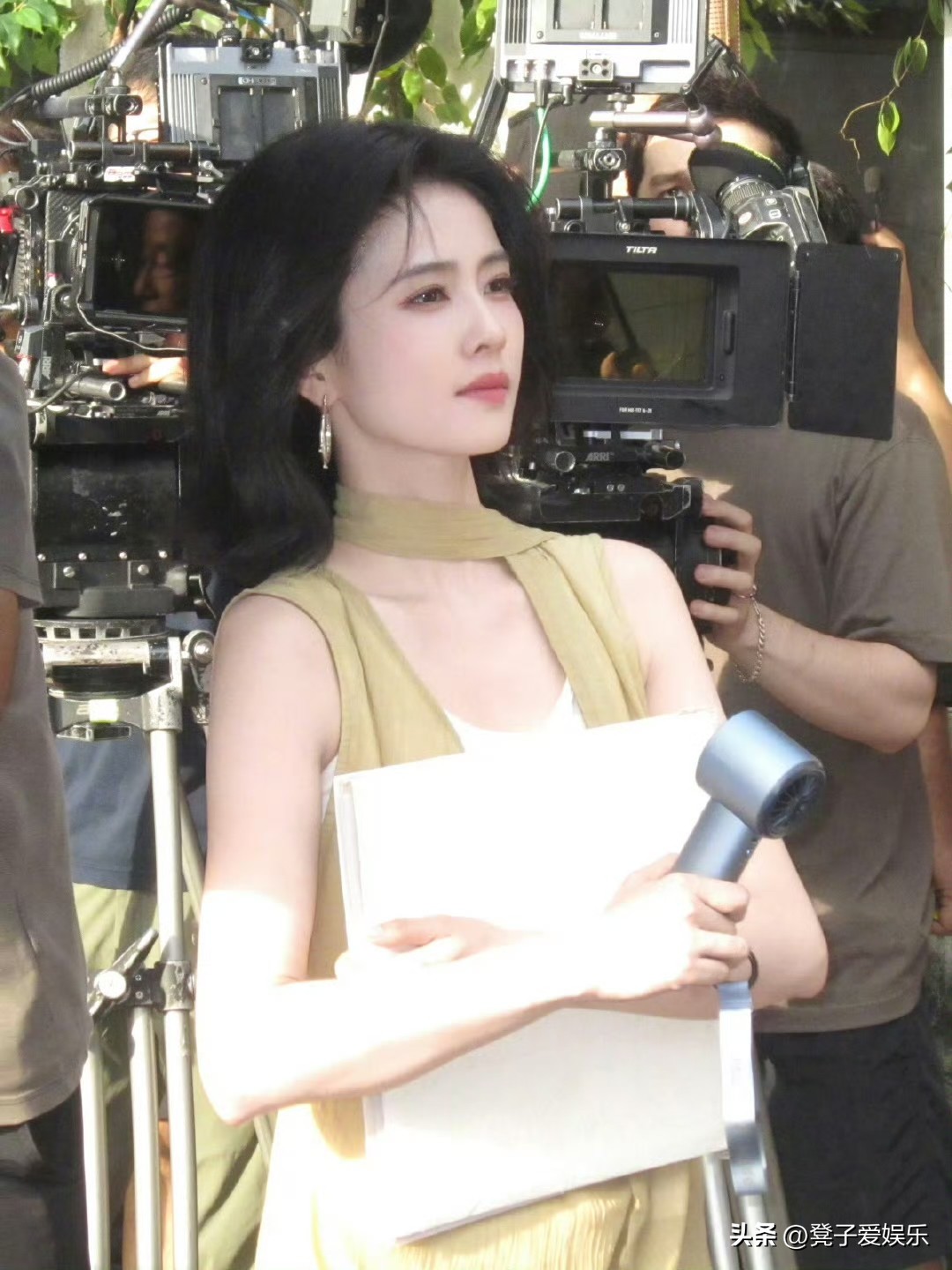 芭莎红毯顺序一出来，评论区就热闹了：白鹿开毯，第一个走；杨幂压轴；赵露思排在倒数第七个出场。有人替赵露思委屈。

说人气不低，位置怎么差这么多，甚至传出“90花不满”的说法，但也就是网传，没谁真出来认领。

不过赵露思这边也不是没牌面，11月刊封面人物，还穿了Elie Saab当季高定，资源一点没少