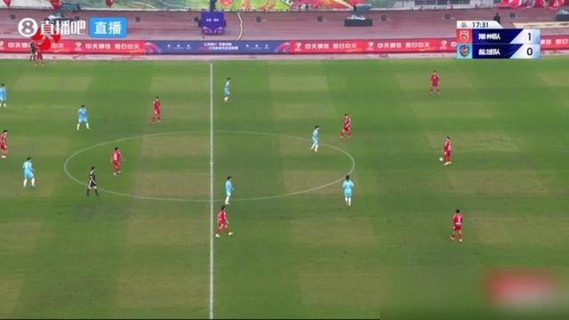 卫冕冠军被十人泰州拖进泥潭，最后靠一个点球才没死透。无锡主场1比1，总比分2比1，队史第一次摸到苏超决赛地板。
另一边常州没给盐城任何幻想，李霄鹏破门，高飞头球直接梅开二度，3比0收场，两回合零封晋级。
泰州那套去年夺冠的底子，今年硬是被磨没了。无锡门将补时扑点那一下，基本就把泰州最后那口气给按